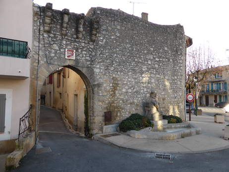 Fontaine de l'Adolescente et la Porte de Fiolh