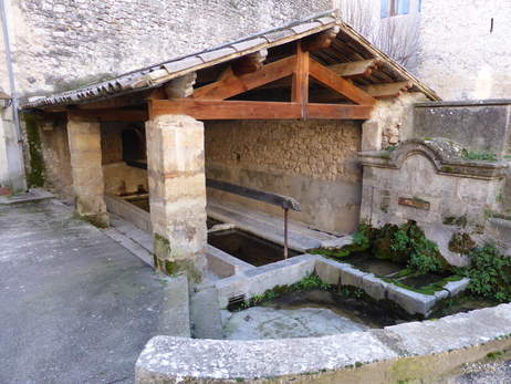 La basse fontaine ou Lavoir, construite dans la seconde moitié du 14° siècle. Le lavoir fut rajouter fin 16° 