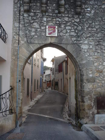 Porte de Fiohl, construite au 16 sicle, surmonte des armoiries 