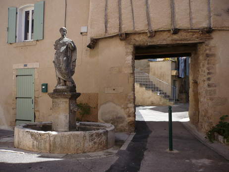 Fontaine de la Jeanne construite au 18 sicle, rue Notre Dame.