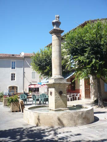 La Place et la Fontaine datant du milieu 19, la colonne et buste fin 19.  